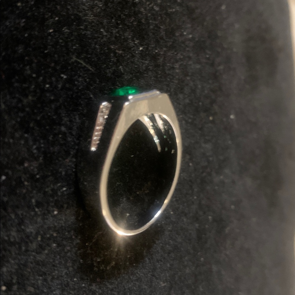 Silver ring with green gemstone. Size 13 - Picture 2 of 3